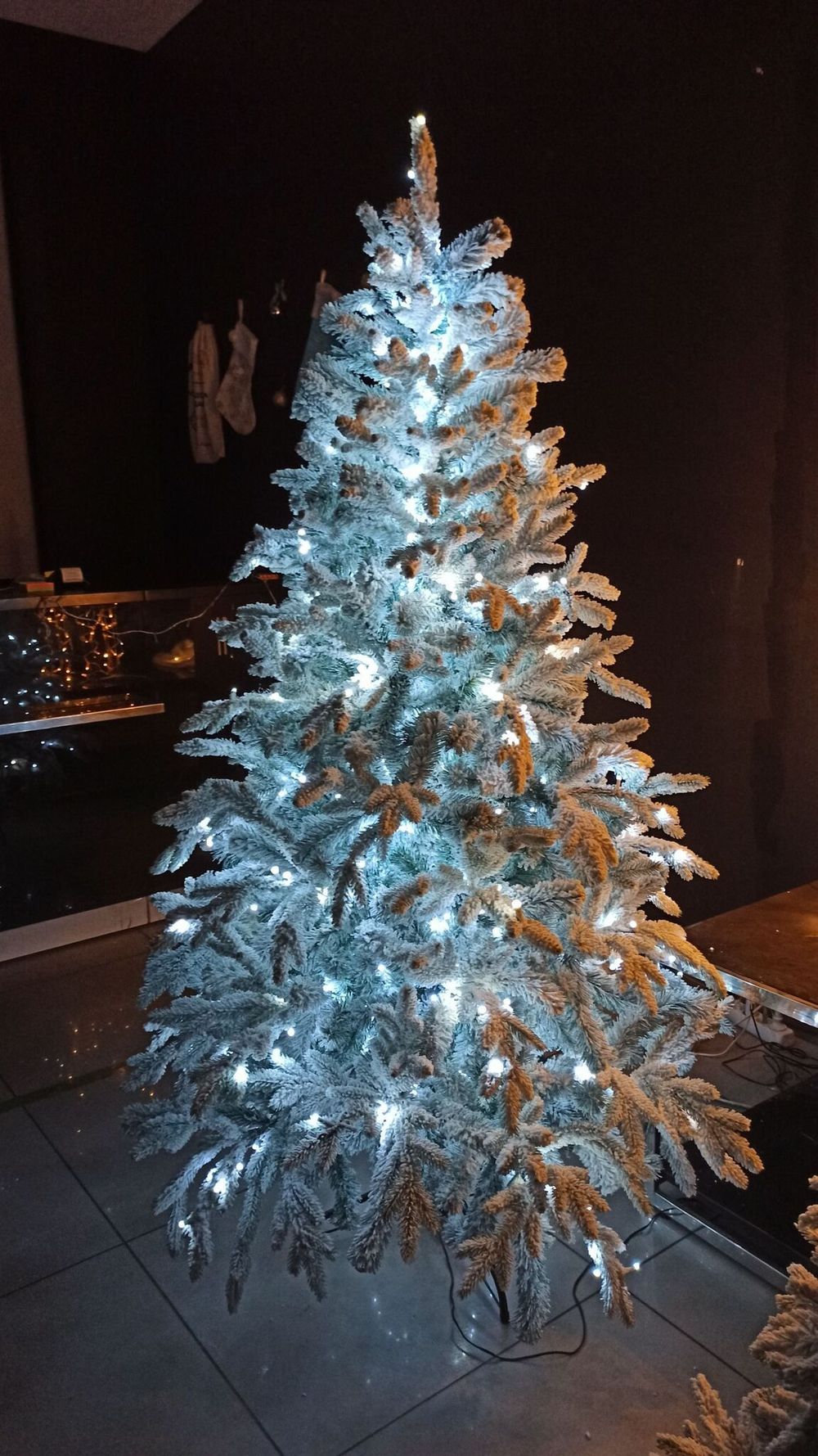 Заснеженная ель с гирляндой «Россо» холодный свет (Литая+пвх) 120 см / 1,2 м