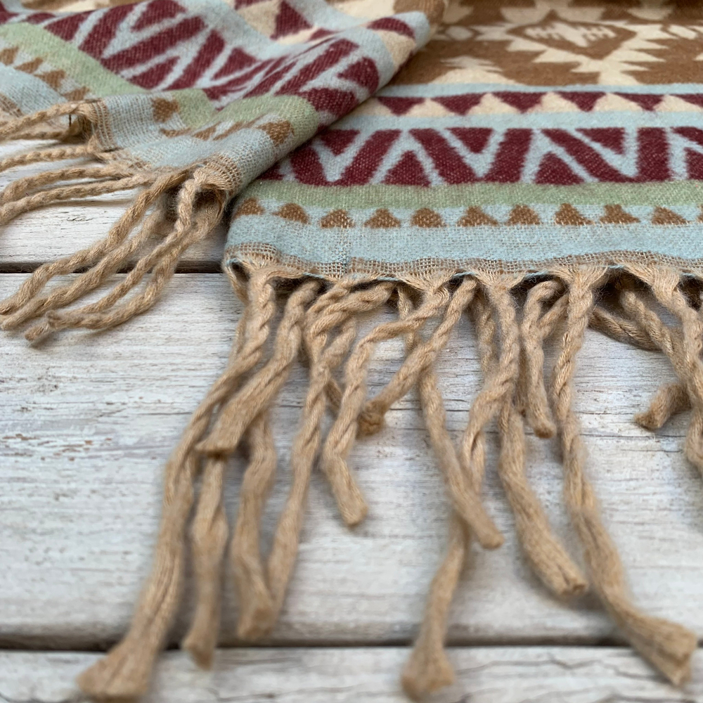 Теплый палантин с орнаментом