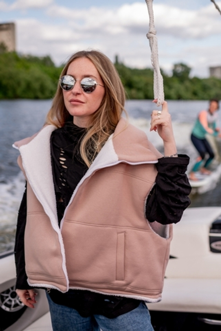 Жилетка женская оверсайз на синтепоне с меховой подкладкой