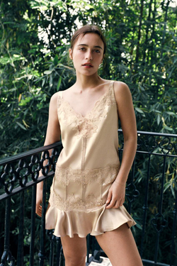 ZARA МИНИ-ПЛАТЬЕ ИЗ АТЛАСА С КРУЖЕВОМ И ВОЛАНАМИ, РЫЖЕВАТО-КОРИЧНЕВЫЙ