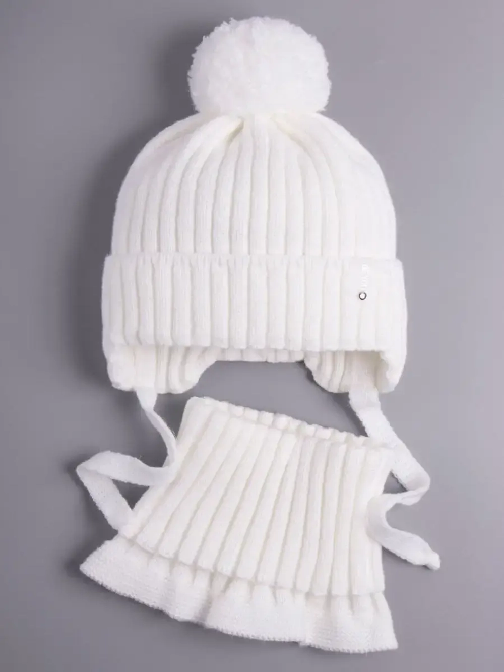 Шапка осенняя детская на завязках и снуд