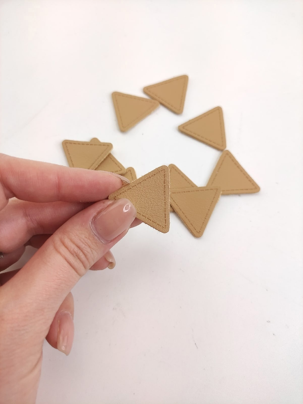 Нашивка треугольник экокожа, цвет -темный беж