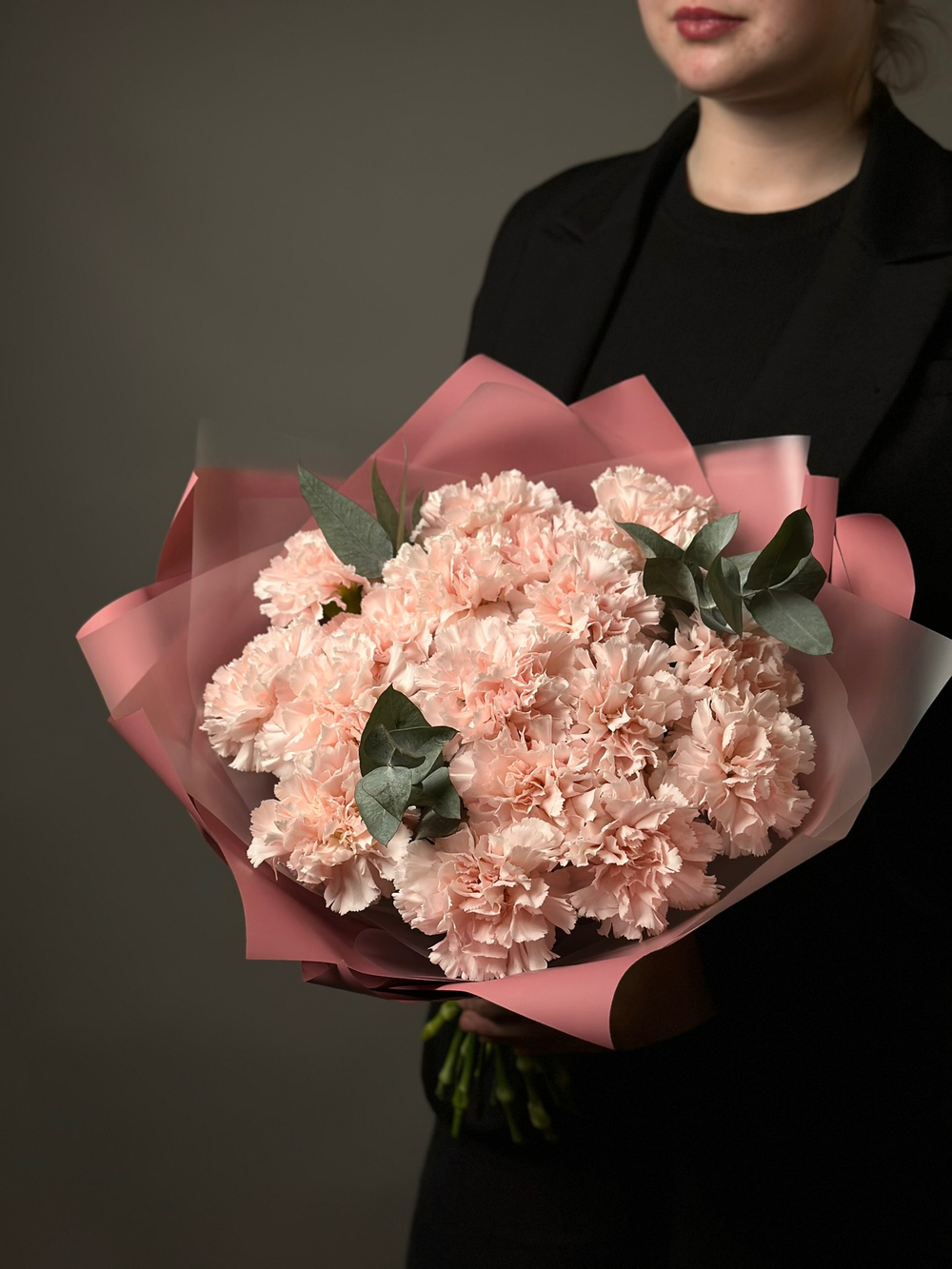 Букет гвоздик с эвкалиптом