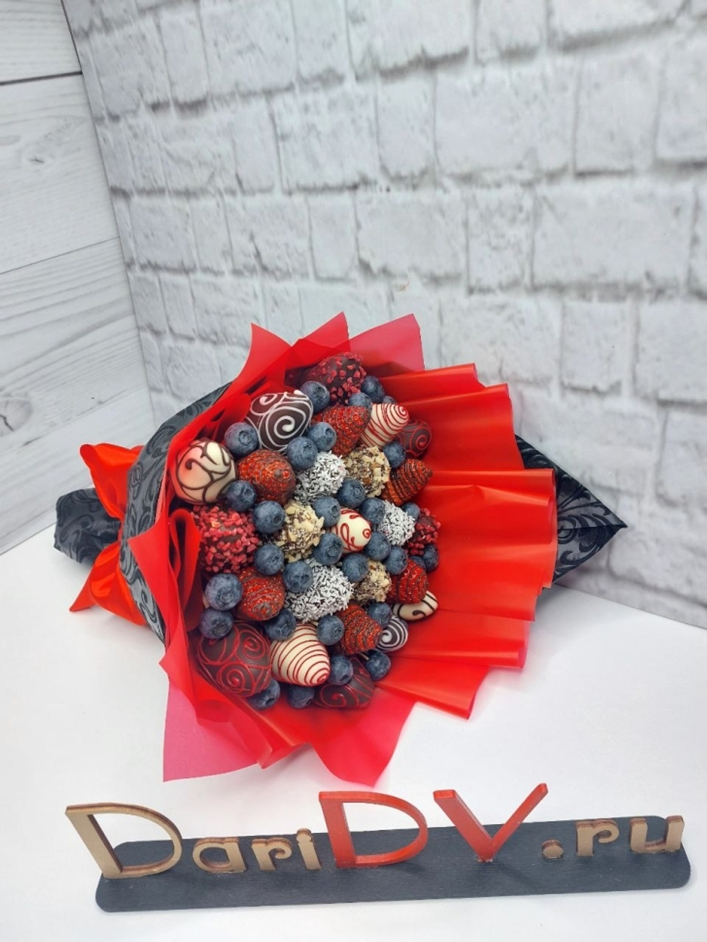 Букет 27 клубник в шоколаде с черникой (3661)