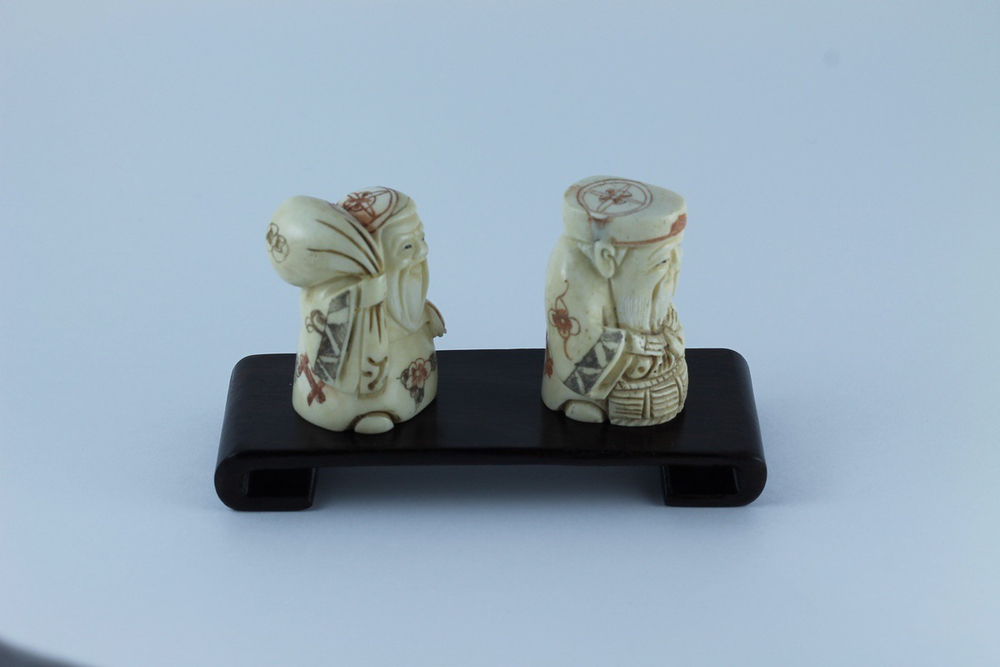 Сет нэцкэ Дзюродзин и Фукурокудзю на подставке