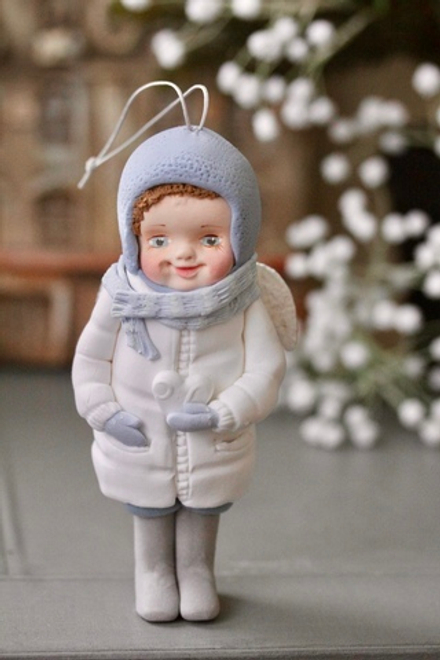 Ёлочная игрушка Мальчик-пупсик в белом пуховичке.