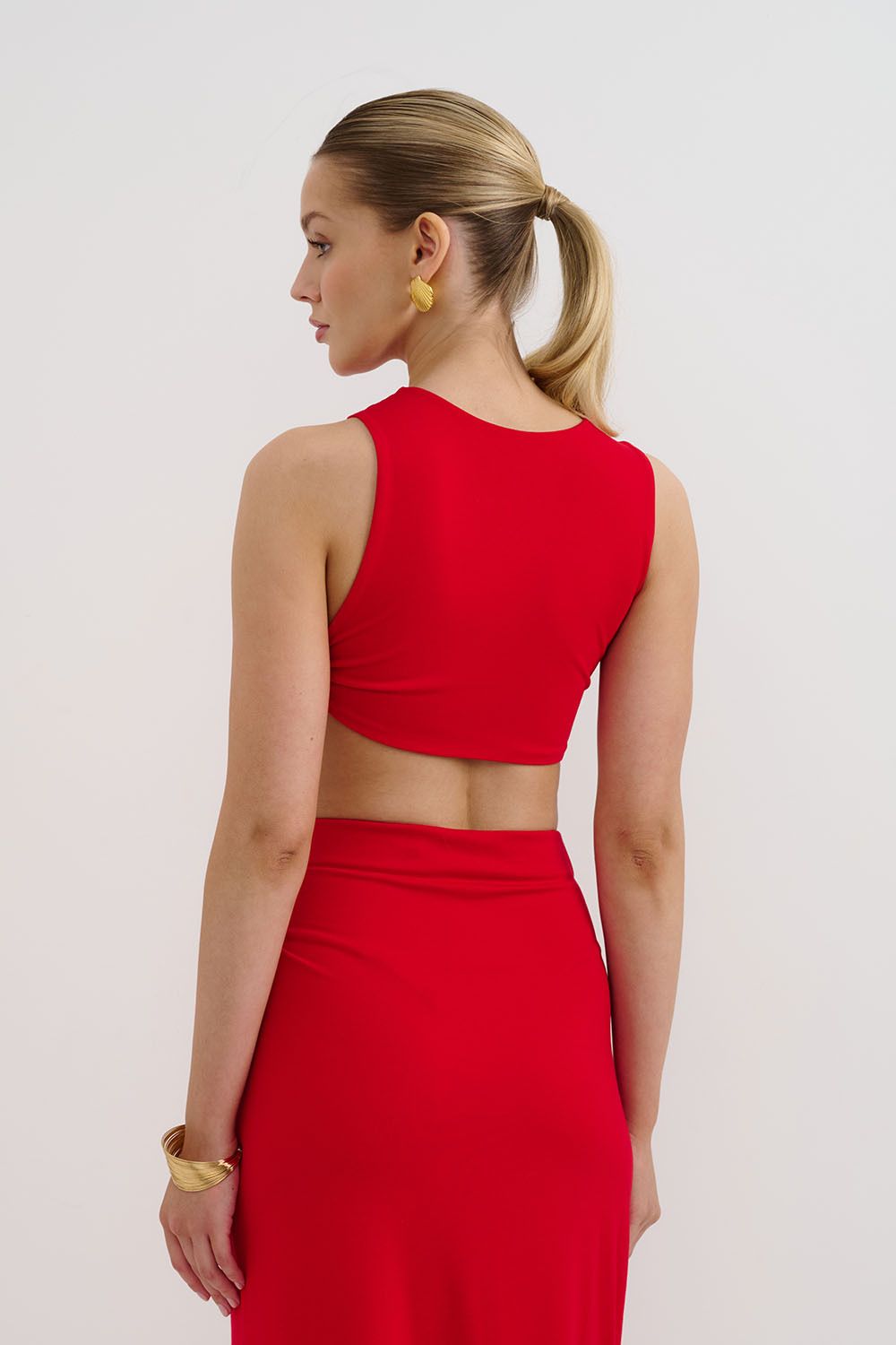 Топ укороченный с перекрутом из вискозы красного цвета