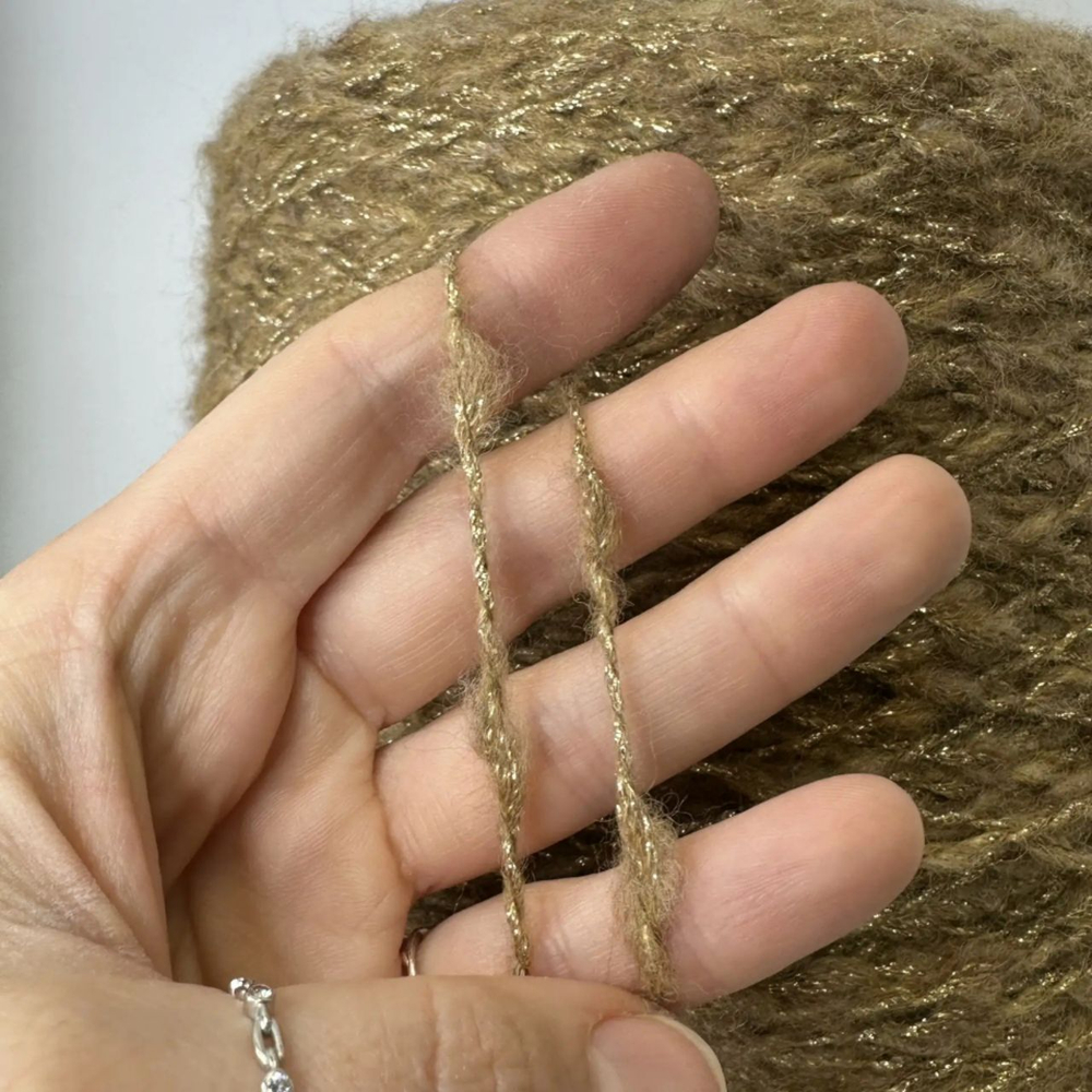 BABYLON - Filpucci; 37% меринос, 21% baby альпака, 23% п/а, 19% люрекс; 210м/100гр; col.22-372 Ocra Oro, цвет: песочный с золотом; Шнурок с утолщениями и люрексом; S501