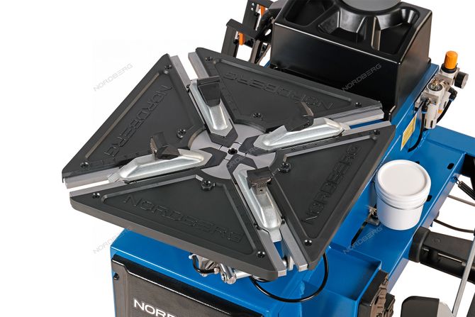 NORDBERG (4639B 380) Станок шиномонтажный полуавтомат, двухскоростной, стол с накладками, взрывная накачка, 380 В, синий