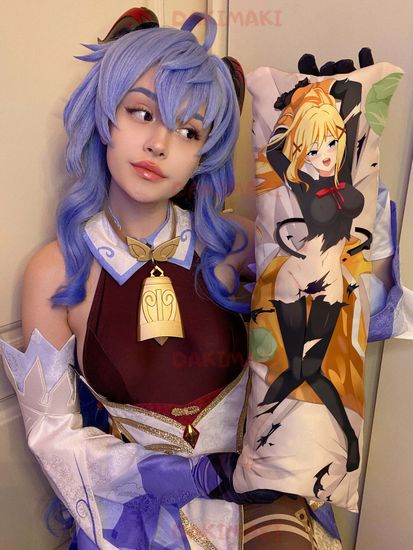 Мини дакимакура Лалатина Дастинесс Форд из Этот замечательный мир арт. M0170, 60х20 см