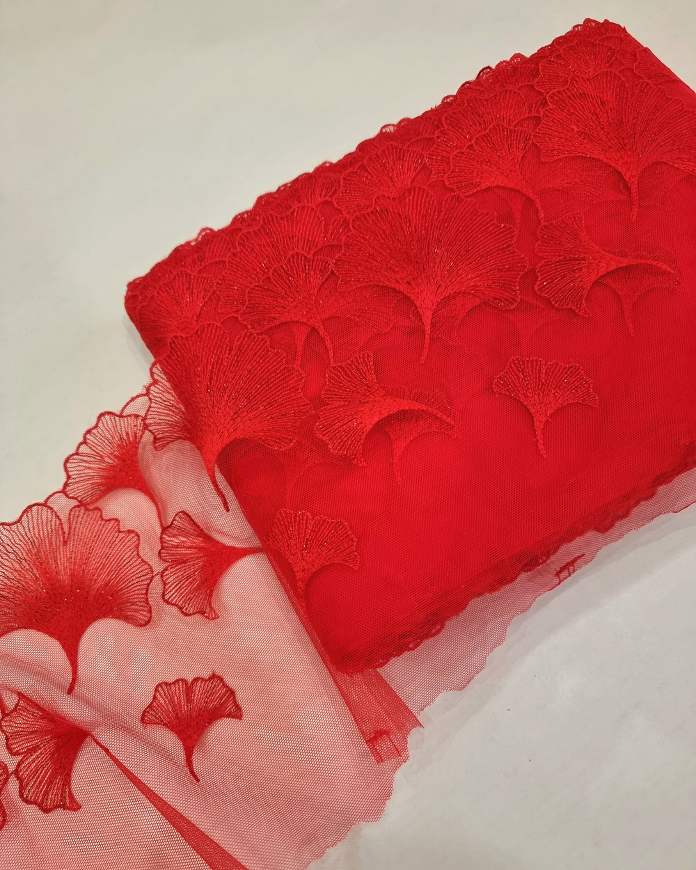 Вышивка на сетке красная К604 левая