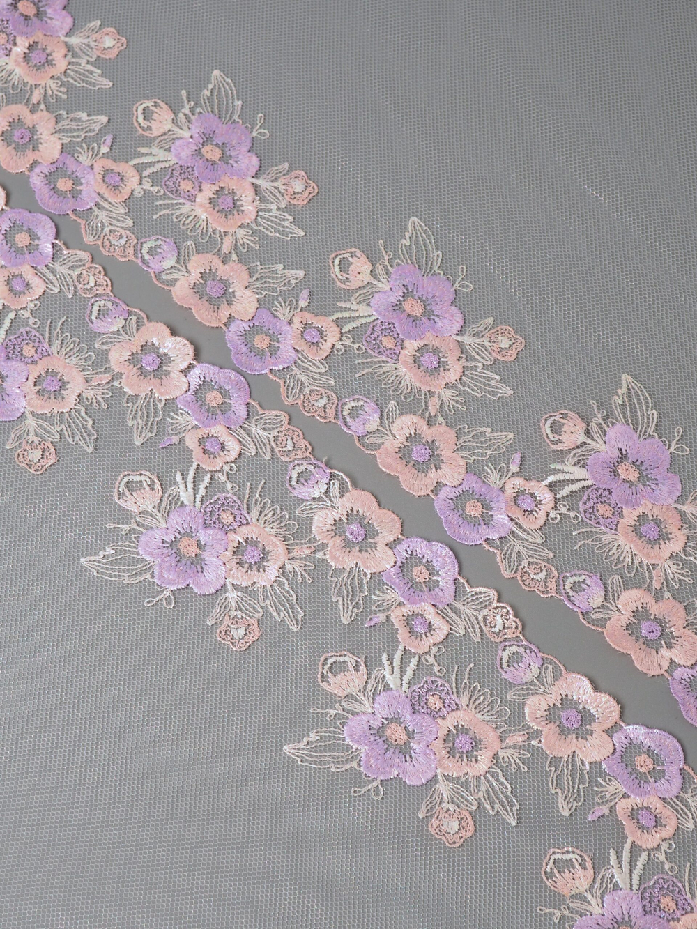 Вышивка на сетке лавандовая с глиттером ширина 24 см ОТРЕЗЫ