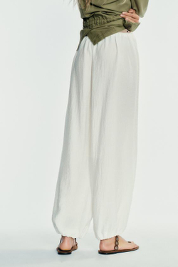 ZARA БРЮКИ-БАГГИ ИЗ СТРУЯЩЕЙСЯ ТКАНИ, ЖЕЛТОВАТО-БЕЛЫЙ