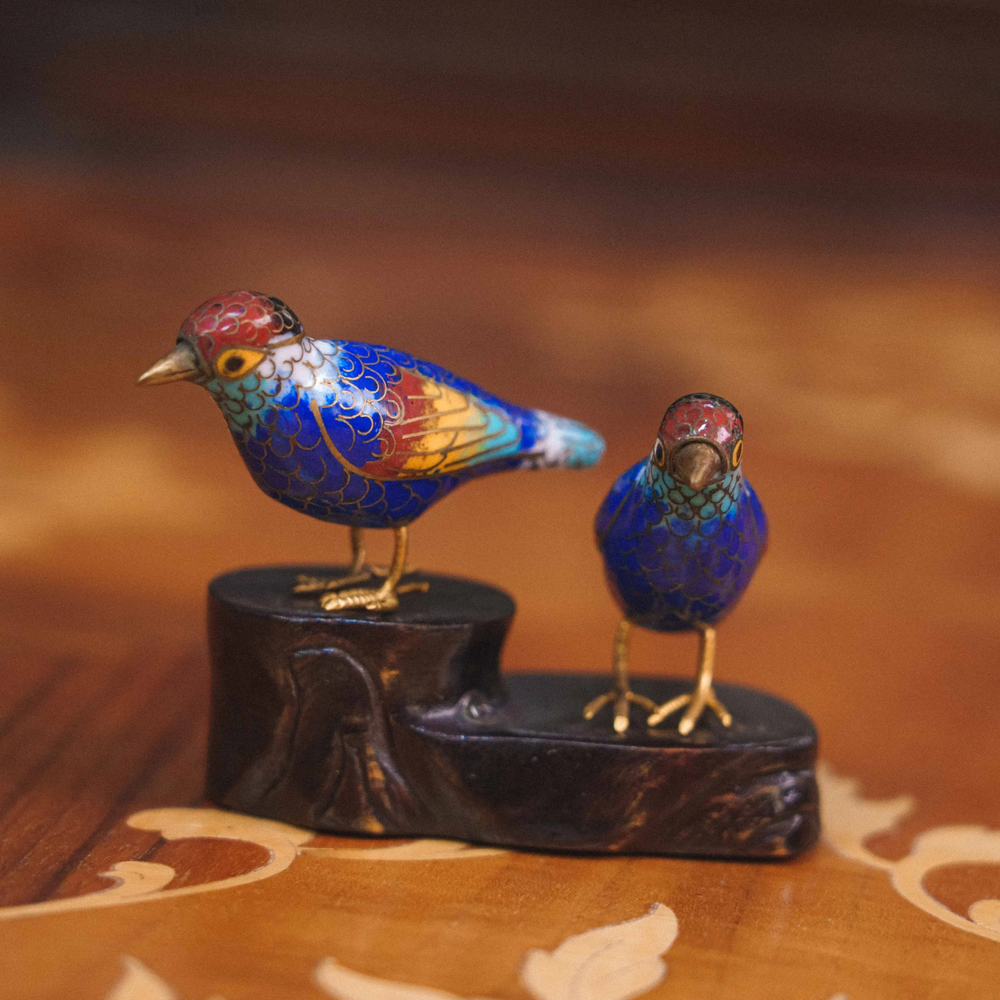 Парные фигурки птичек в технике клуазоне на подставке