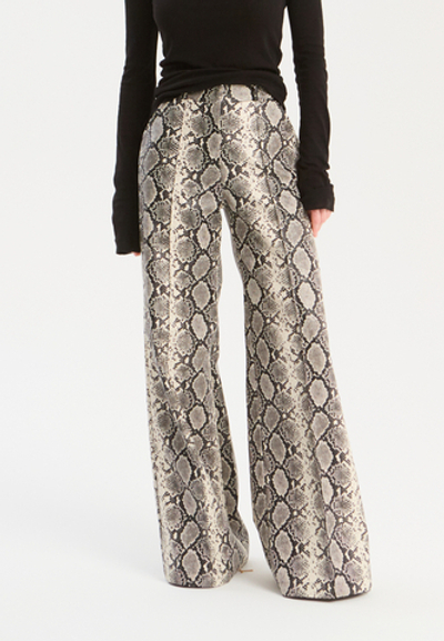 Брюки широкие в змеиновом принте из экокожи
