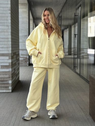 Желтый хлопковый спортивный костюм