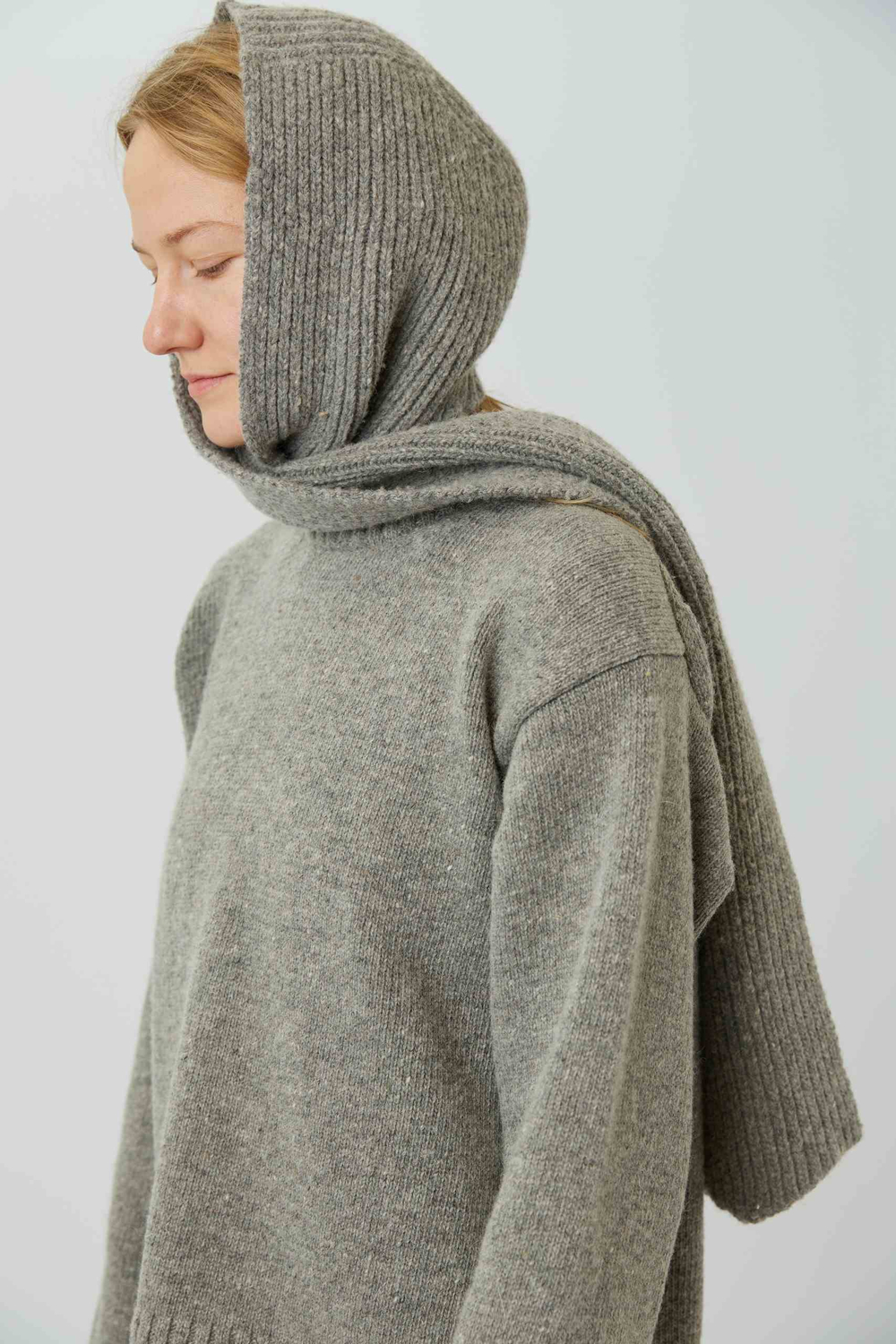 Шарф с капюшоном серого цвета