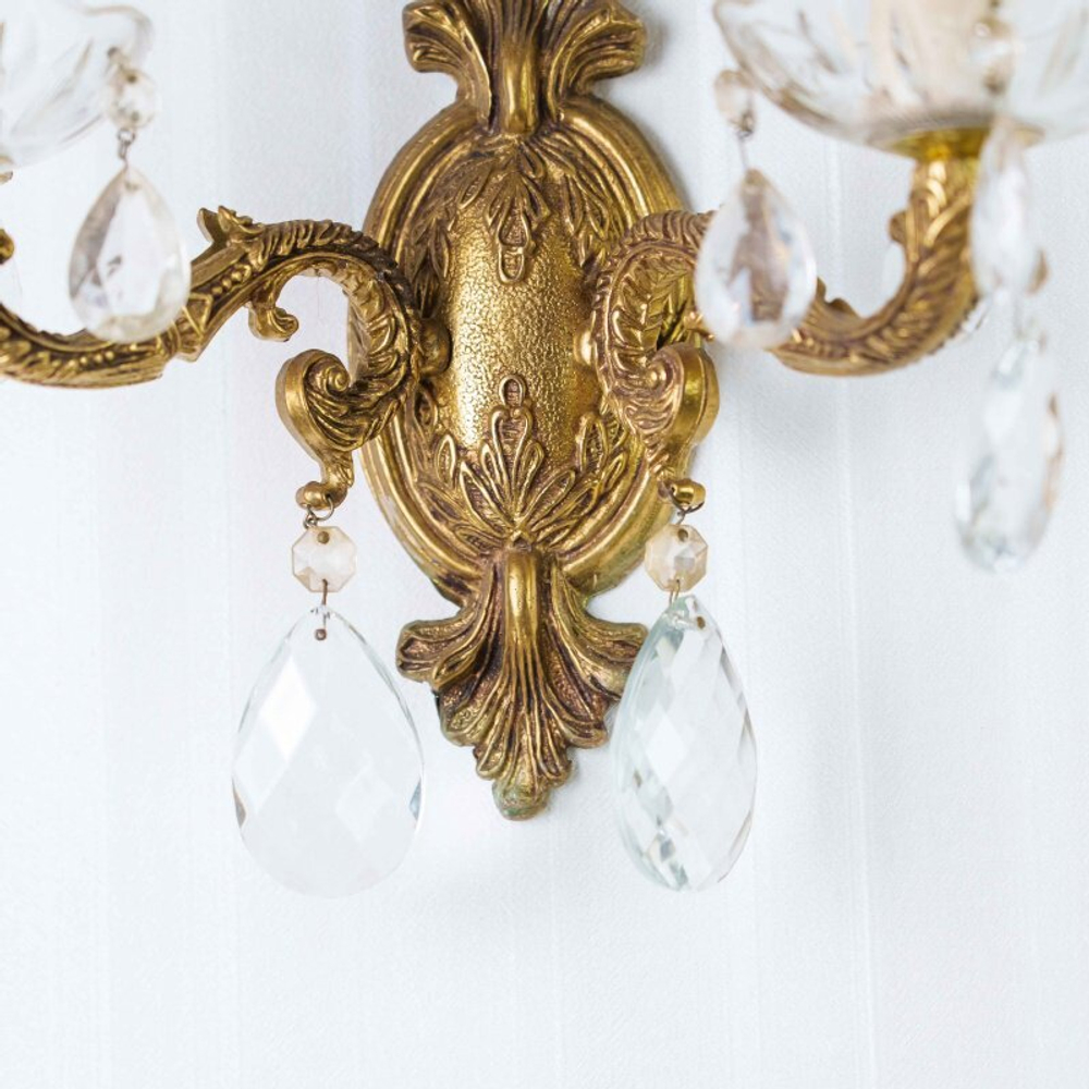 Пара изысканных настенных бра с хрустальными подвесками в стиле Людовика XV