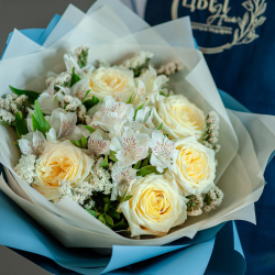 Букет из садовых розы Кендилайт с альстромерией