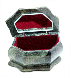 Шкатулка шестиугольная с накладкой из змеевика, размер14-9.5-7см вес 1130 гр