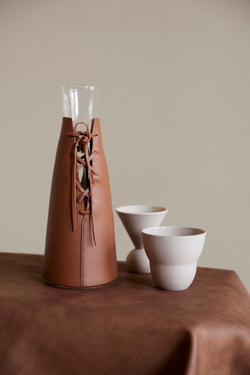 Графин стеклянный в кожаном чехле