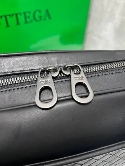 Портфель Bottega Veneta с плечевым ремнем, черный