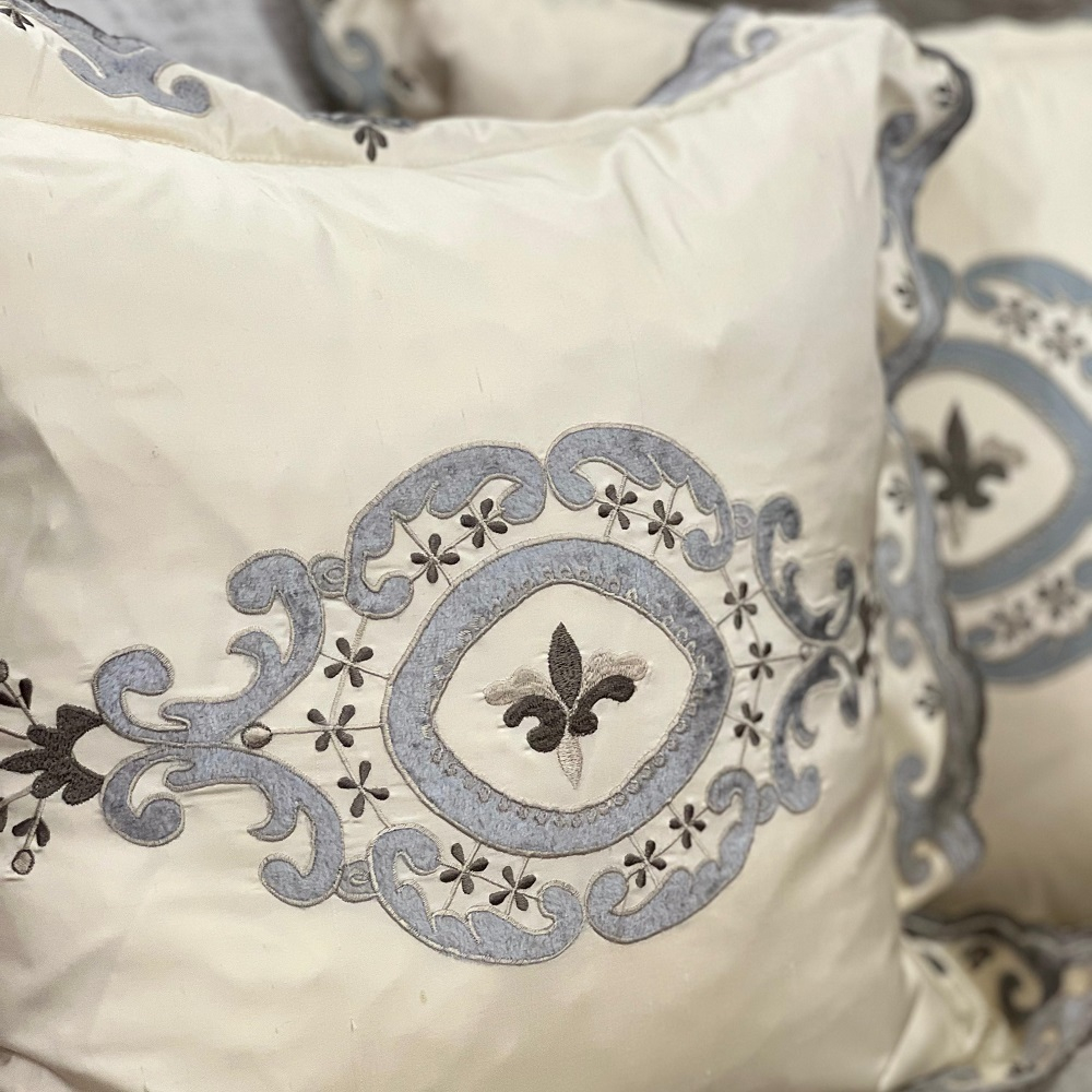 Подушка шёлковая 46х46 см, ручной работы