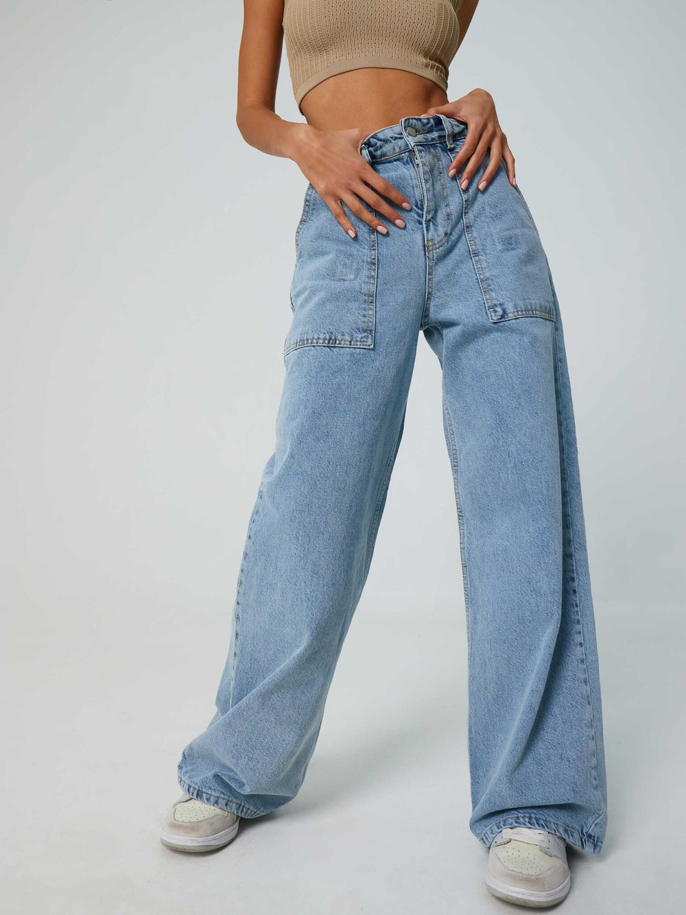 Девушка в джинсах со спины - 77 фото