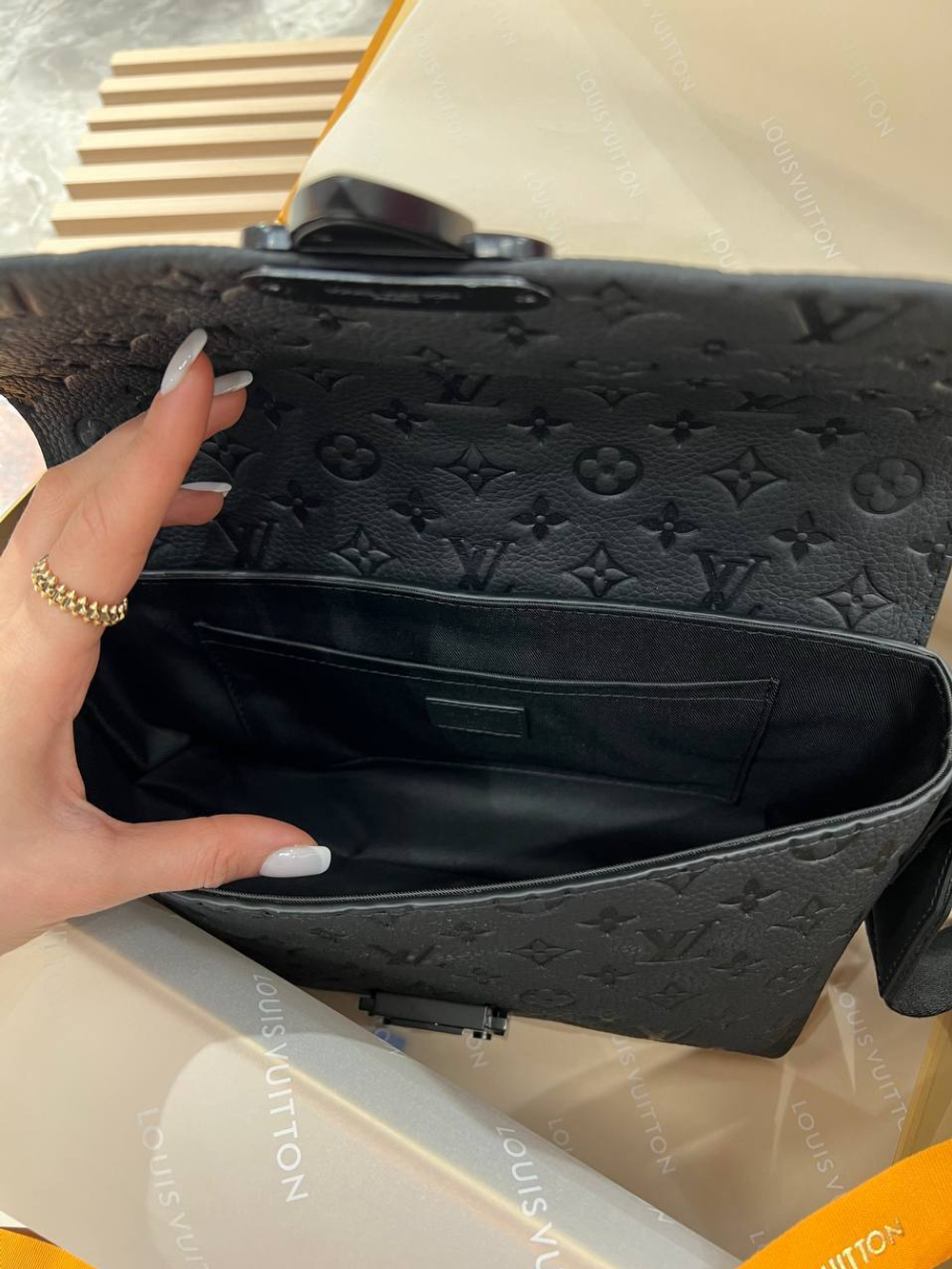 Сумка-мессенджер Louis Vuitton