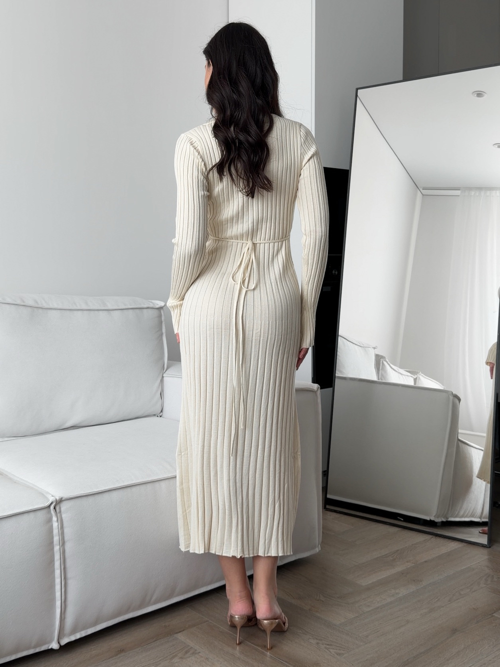 Платье вязаное, средней длины, с v-вырезом, на завязках