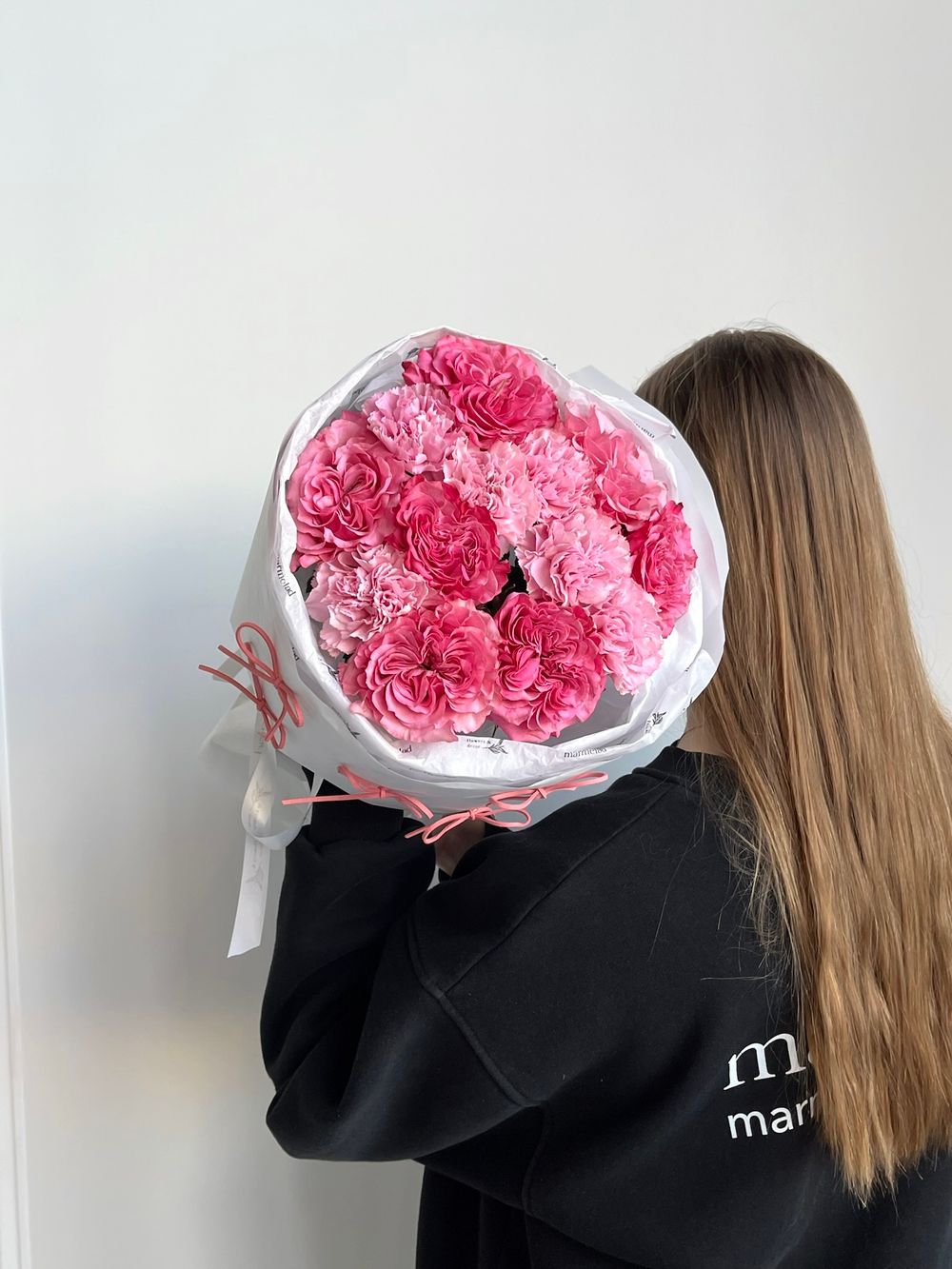 предзаказ - сборный букет из роз Кантри и диантусов в лимитированной упаковке размер S