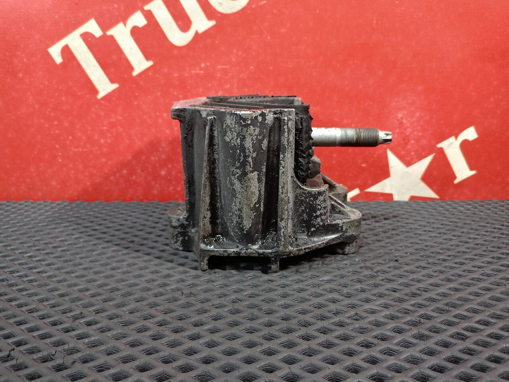 Подушка двигателя передняя