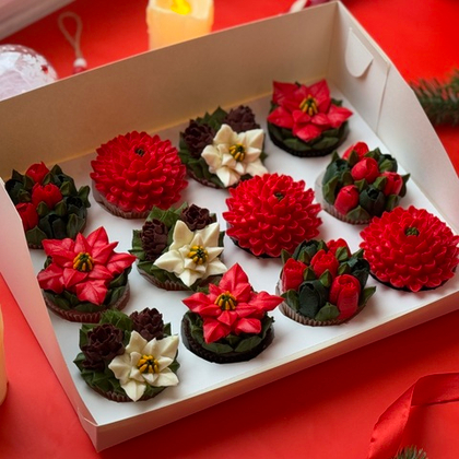 Бокс из 12 цветочных новогодних капкейков - чизкейков