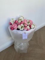 Авторский букет из яркой кустовой пионовидной розы с маттиолой