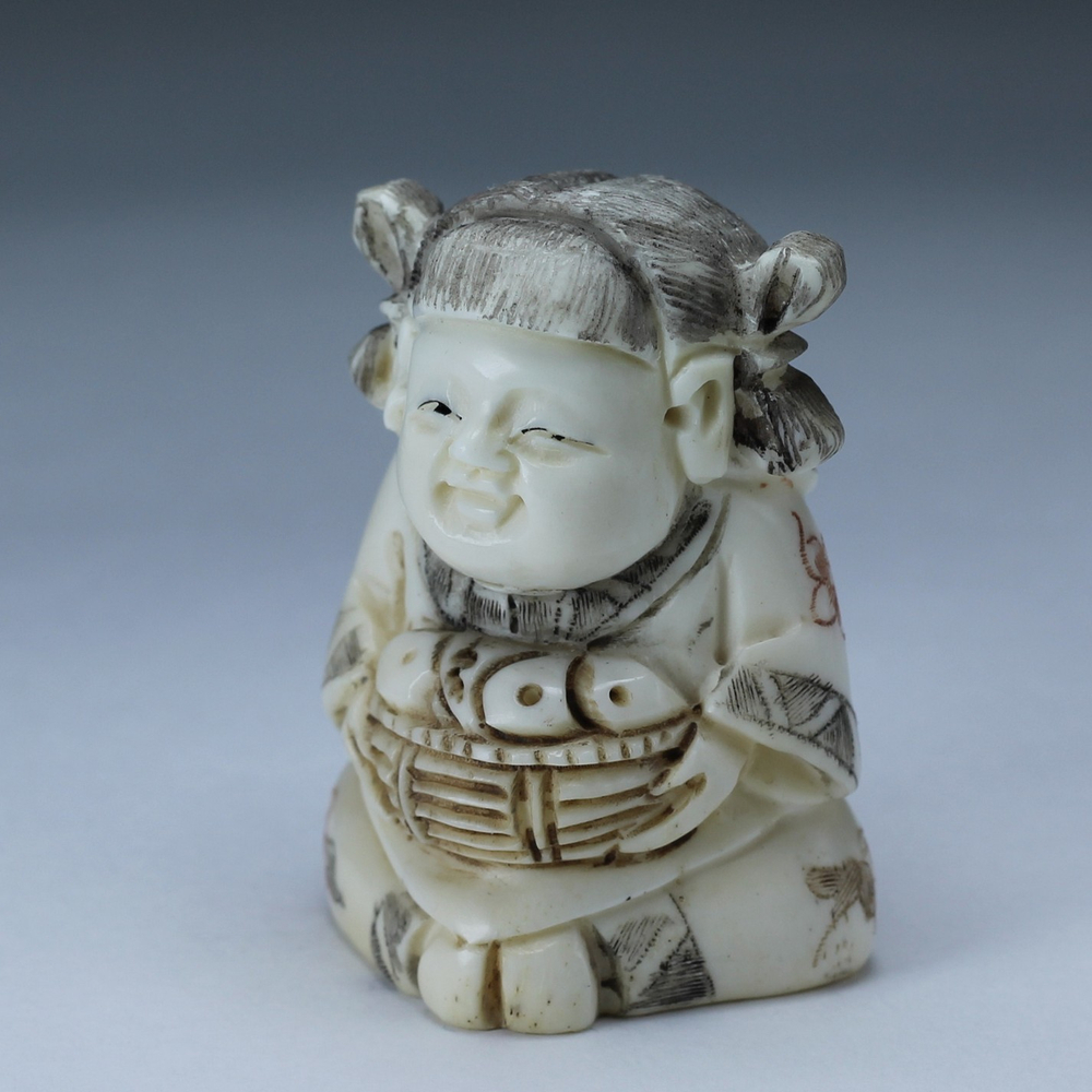 Нэцкэ Девушка с корзиной еды