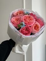 Букет сборный с пионовидными розами и незабудками