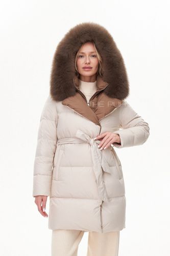 Бежевый удлиненный пуховик с контрастным воротом