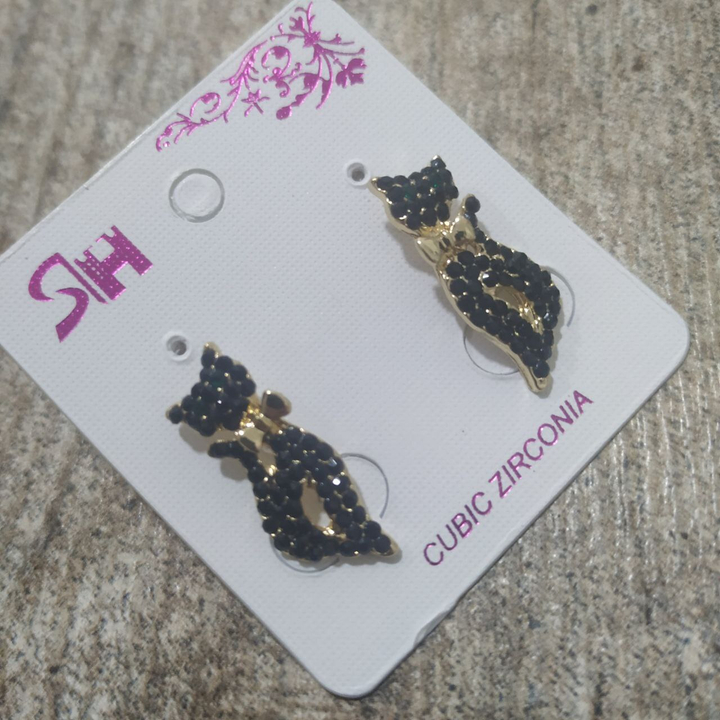 Серьги-гвоздики Кошечка с бантиком стразы цвет черный металл золотистый