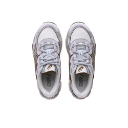 alt="Кроссовки ASICS GEL-NYC 1203A383-114 кремово-серая расцветка вид спереди"