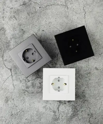 Розетки белые с заземлением и защитными шторками от детей, евророзетки