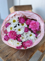 Букет с диантусами и пионовидной розой