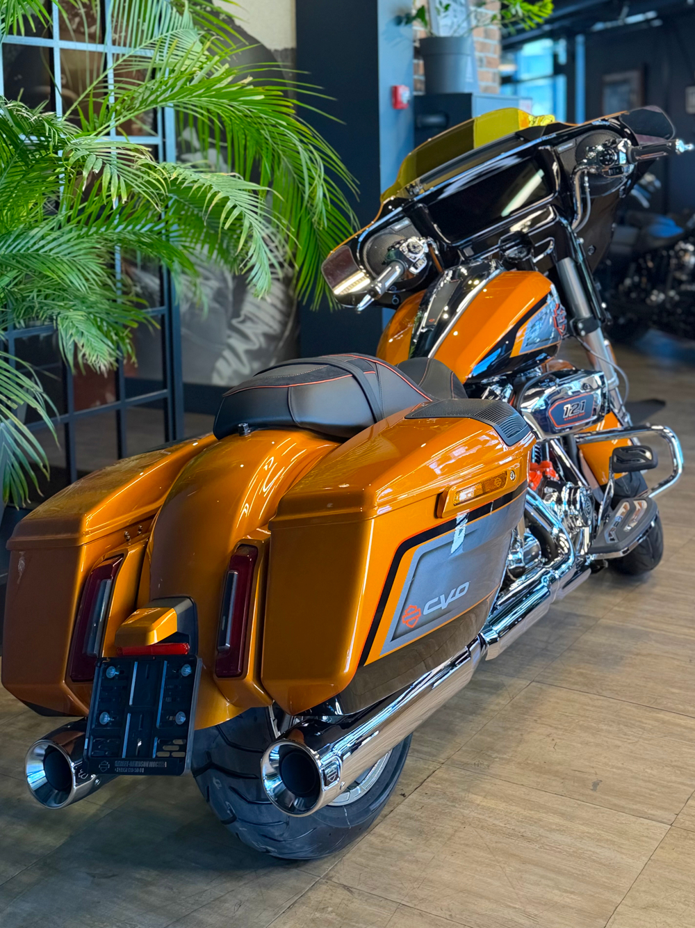 CVO Street Glide "Torched Orange CVO Tri-Tone" (2026)