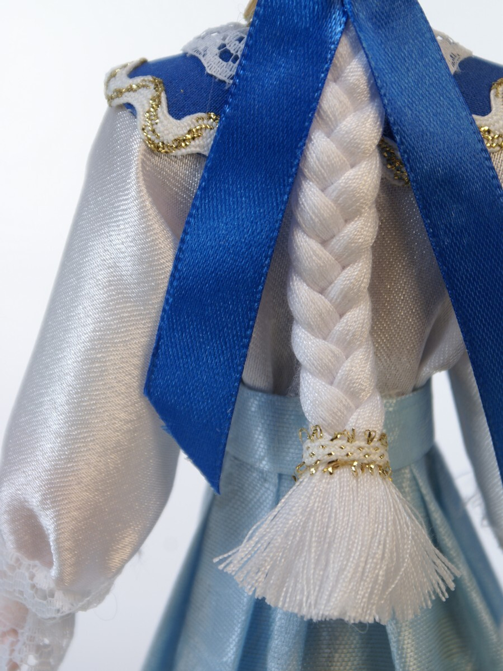 Кукла коллекционная в девичьем праздничном костюме