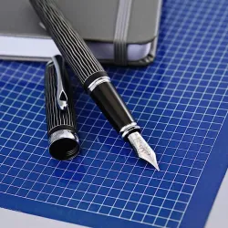 Перьевая ручка Diplomat Excellence A Plus Wave черная с пером F (D40104023) 3