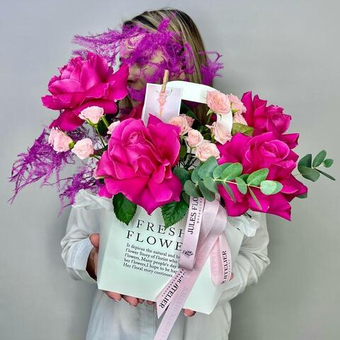 «Мари Лемуан» композиция с французскими розами, кустовой розой, эвкалиптом и стабилизированным аспарагусом