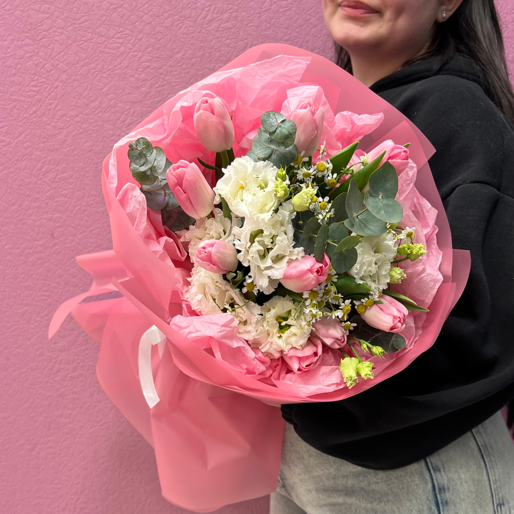 Весенний букет с тюльпанами в розовых оттенках