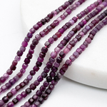 Корунд красный бусины, куб, размер около 2,4-2,5 мм, цена за отрезок 19 см (1/2 нити)