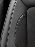 Чехлы Люкс VOLVO FH-13 после 2018 года: водитель от сиденья, пассажир от стойки кабины (один вырез под ремень) (экокожа, черный, черная вставка)