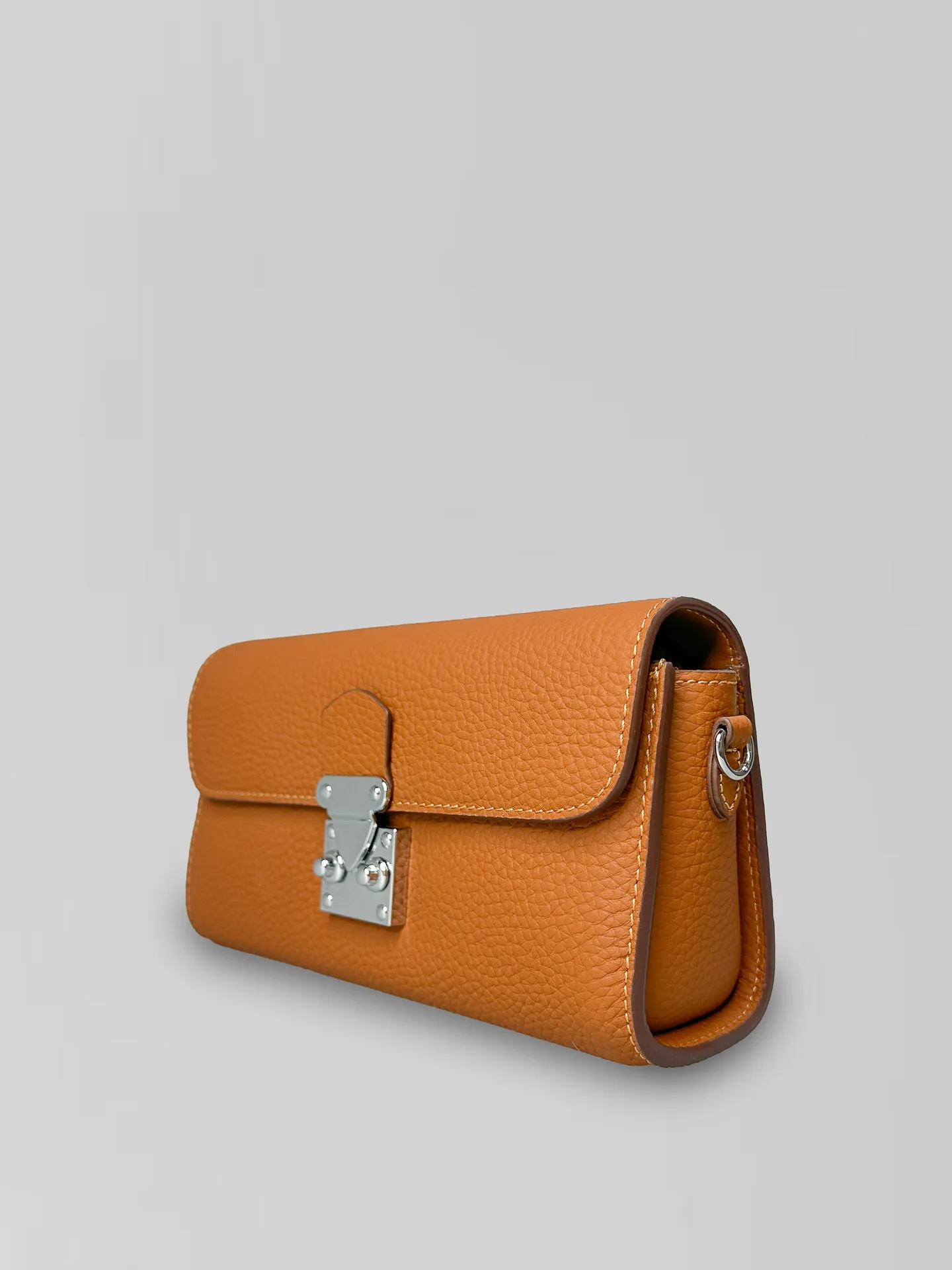 Сумочка 625 прямоугольной формы с металлической застежкой и ремешком в комплекте