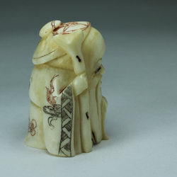 Нэцкэ Шоусин в шапочке и иероглиф счастье